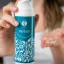 UKKO Herba9 krém na klouby 150 ml v rukou detail balení, masáž namáhaných míst