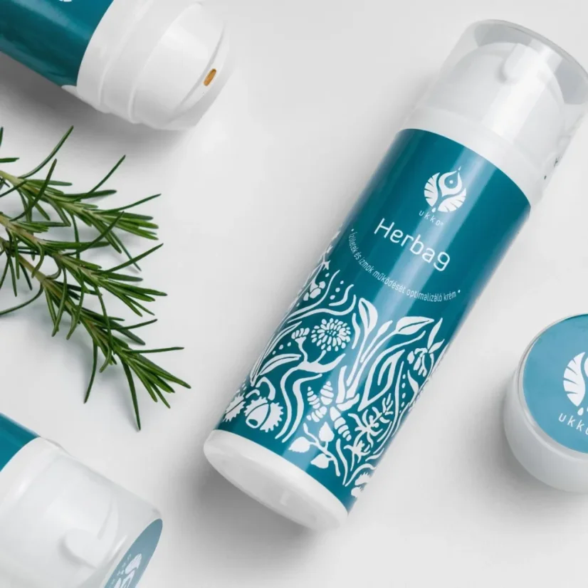 UKKO Herba9 krém na klouby detail balení a bylinný motiv rozmarýn 150 ml