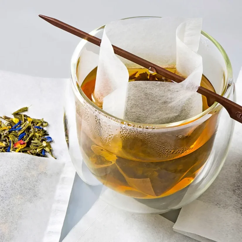 Čajový filtr Finum s tyčinkou stylově louhuje sypaný čaj ve skle s dvojitou stěnou