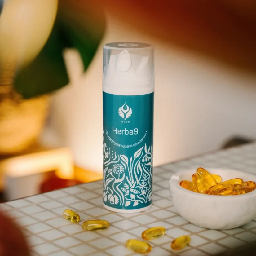 UKKO Herba9 krém na klouby 150 ml lifestyle foto - kosmetický krém na stole