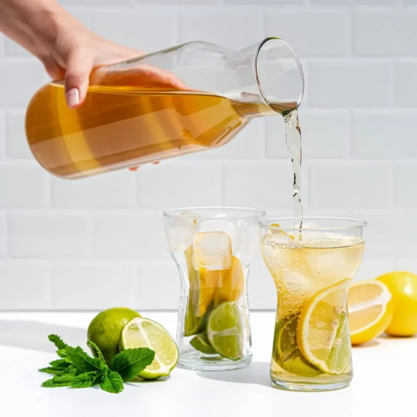 Příprava ledového čaje s citronem, limetkou a mátou – osvěžující nápoj z přírodní čajové směsi UKKO na hubnutí