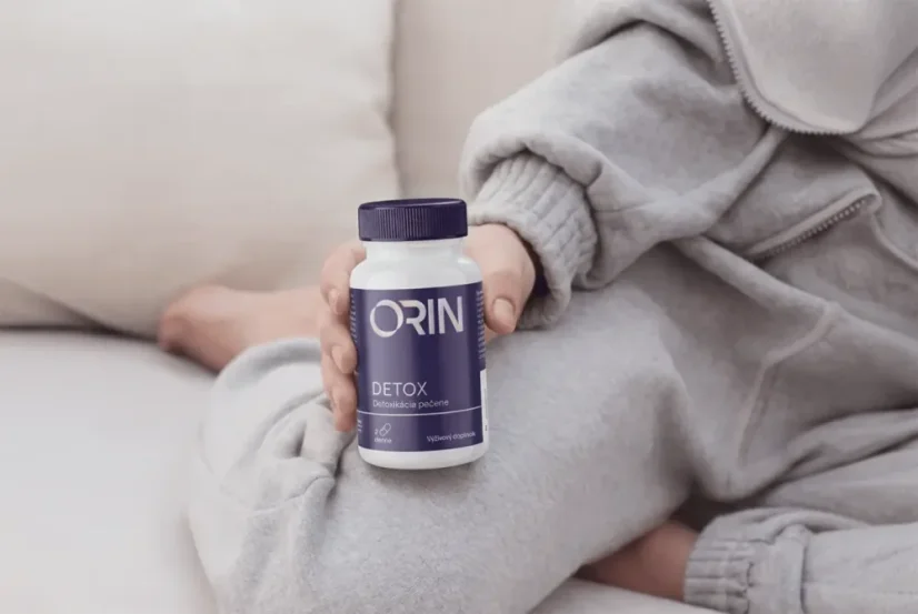 Žena držiaca ORIN DETOX rastlinný komplex 60 kapsúl