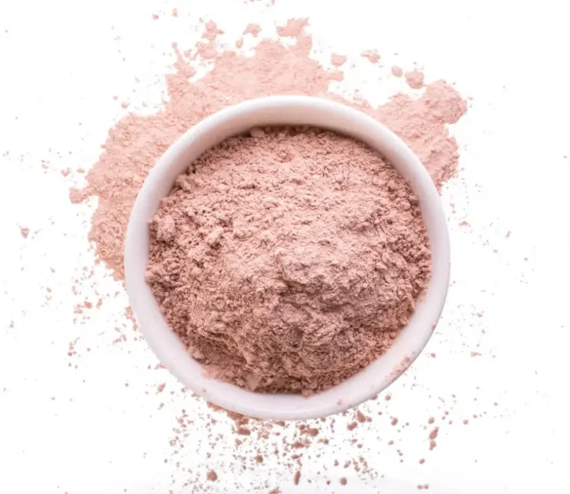 Růžový prášek Vital RED v misce – funkční superfood nápoj pro ženskou hormonální rovnováhu