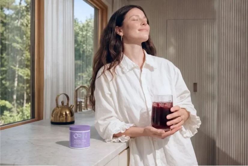 Žena s nápojom a ORIN AQUALOSS s príchuťou čiernej ríbezle