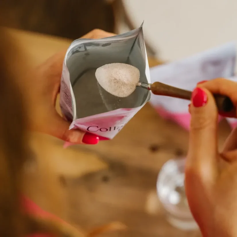 Nabírání malinového UKKO Collagen Beauty prášku s kolagenem pro přípravu nápoje